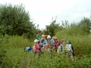 Führung für Kinder durch den Waldgarten in Niederbayern