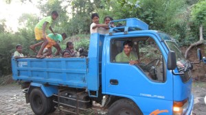 Koslanda: Feldarbeiter auf dem Heimweg in die Bergdörfer