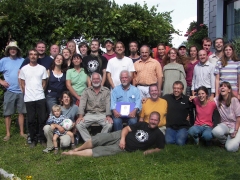 Permakultur-Designkurs-Teilnehmer im Jahr 2007 mit Referent Joe Polaischer